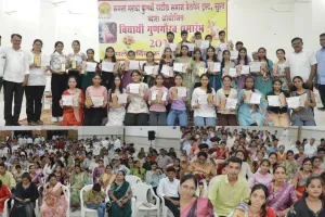 सूरत : समस्त मराठा कुणबी पाटील समाज वेलफेयर ट्रस्ट ने 210 मेधावी विद्यार्थियों का किया सम्मान