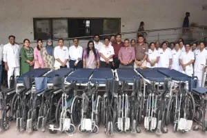 सूरत : सिविल अस्पताल में 47 नई व्हीलचेयर और 10 आधुनिक स्ट्रेचर का लोकार्पण