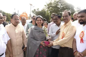 सूरत : केंद्रीय राज्य मंत्री रक्षा खडसे का वीएनएसजीयू दौरा, युवाओं को राष्ट्र निर्माण में योगदान के लिए किया प्रेरित