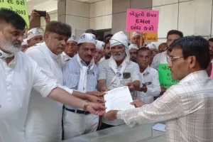 सूरत : हाई-टेंशन बिजली लाइनों से किसानों को हो रहे नुकसान पर राष्ट्रीय नीति बनाने की मांग