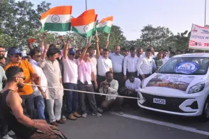 सूरत : राकेश सैनी ने दांतों से 8 कारें 100 मीटर तक खींचकर बनाया रिकॉर्ड, वर्ल्ड ड्रग्स डे पर युवाओं को दिया नशामुक्ति का संदेश