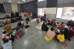 सूरत : हाईकोर्ट की फटकार के बाद नगर निगम ने नासिर नगर के बेघर परिवारों को कम्युनिटी हॉल में किया शिफ्ट