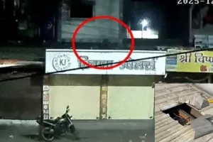 सूरत : पांडेसरा में ज्वेलर्स की दुकान से 30 लाख रुपये की चोरी, छत काटकर घुसे बदमाश 15 किलो चांदी के गहने और सामान ले उड़े