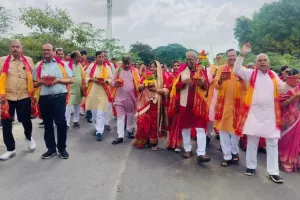 सूरत :   अग्रवाल प्रगति ट्रस्ट में राधा-कृष्ण मंदिर की प्राण प्रतिष्ठा की तैयारियां, निकाली गई भव्य कलश यात्रा