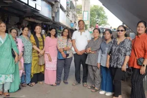 सूरत :  सोमवती अमावस्या पर बैटर टुमारो फाउंडेशन ने जरूरतमंदों को कराया भोजन