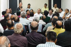 सूरत : एसएमए की मीटिंग में व्यापारिक समस्याओं पर मंथन, नकद व्यापार और ऑनलाइन कारोबार अपनाने पर दिया जोर