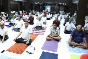 सूरत : अग्रवाल समाज ट्रस्ट सूरत ने अंतरराष्ट्रीय योग दिवस पर आयोजित किया योग शिविर