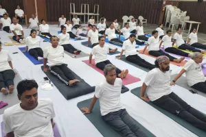 सूरत : योग से दिया स्वस्थ जीवन का संदेश, दिगंबर जैन सोशल ग्रुप एवं इंद्रधनुष संस्था ने लगाया योग शिविर