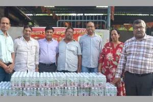 सूरत : निर्जला एकादशी पर अग्रवाल समाज सेवा समिति ने वितरित की 1000 जूस की बोतलें