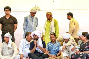 प्रधान के इस्तीफे की मांग करते हुए भूख हड़ताल पर बैठे वांगचुक