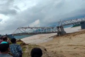 असम में बाढ़ का तांडव जारी: रेलवे पुल ढहने से यातायात ठप, गृह मंत्री अमित शाह ने ली स्थिति की