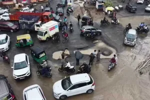 सूरत : टूटी सड़कों की मरम्मत अब ठेकेदार करेगा अपने खर्च पर, नगर आयुक्त का सभी विभागों को तत्काल निर्देश