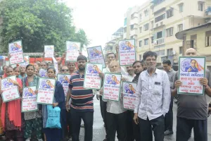 सूरत : भेस्तान हाउसिंग के निवासी सड़कों पर उतरे, पुनर्वास की मांग को लेकर नगर निगम के खिलाफ प्रदर्शन