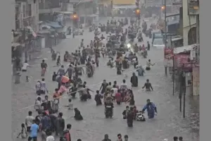 सूरत : मूसलाधार बारिश से जनजीवन बेहाल, बुधवार को भी सभी स्कूल कॉलेज रहेंगे बंद