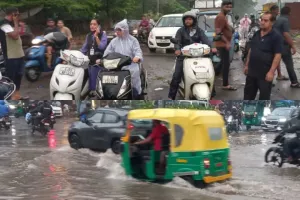 सूरत : दो घंटे की बारिश ने थाम दी सूरत की रफ्तार, मुख्य मार्गों पर जलभराव से यातायात प्रभावित