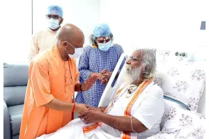 मुख्यमंत्री ने महंत नृत्य गोपाल दास का अस्पताल में हाल चाल जाना