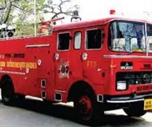 सूरत : मिलेनियम मार्केट में भीषण आग, तीन कपड़ा दुकानों में नुकसान; ‘ब्रिगेड कोल’ घोषित