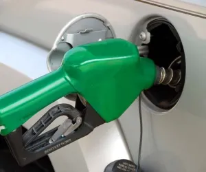 प्रीमियम पेट्रोल 2 रुपए प्रति लीटर हुआ महंगा, सामान्य ईंधन की कीमतों में कोई बदलाव नहीं