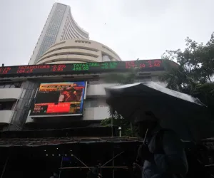 अमेरिका-ईरान के बीच तनाव बढ़ने से सेंसेक्स 1,236 अंक लुढ़का