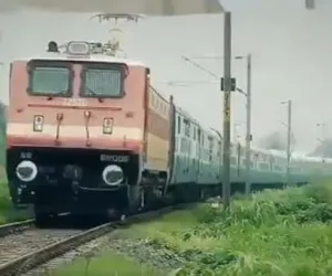 होली के लिए रेलवे चला रहा है 30 अतिरिक्त स्पेशल ट्रेनें: मुंबई से पूर्वांचल और बिहार के लिए बढ़ाई गई सेवाएं