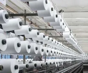 सूरत : टेक्सटाइल इंडस्ट्री पर 'युद्ध' की मार या मुनाफ़ाखोरी की चाल? यार्न की कीमतों में ₹55 तक का उछाल, केंद्र से हस्तक्षेप की मांग