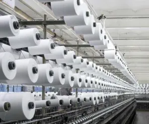 सूरत : खाड़ी युद्ध के असर से वीविंग इंडस्ट्री पर संकट, बुनकरों ने सप्ताह में 2–3 दिन अवकाश रखने की दी सलाह