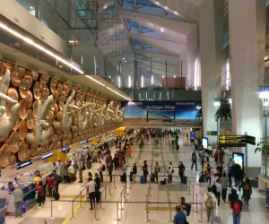 दिल्ली हवाई अड्डे पर शनिवार को 129 उड़ानें रद्द