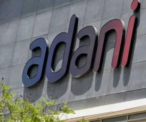 धारावी पुनर्विकास परियोजना अदाणी को दिए जाने के खिलाफ दुबई की कंपनी की याचिका पर सुनवाई स्थगित