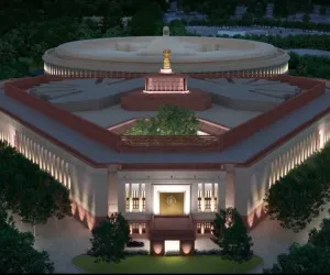 मनरेगा का नाम बदलने के खिलाफ विपक्षी सांसदों ने संसद परिसर में प्रदर्शन किया