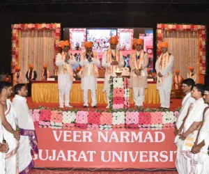 सूरत : वीएनएसजीयू 55वां स्नातक समारोह में पगड़ी और पारंपरिक पोशाक के साथ छात्रों को डिग्री प्रदान की गई