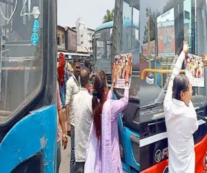 सूरत : नीलेश कुंभानी का विरोध प्रदर्शन चरम पर, बस, ऑटोरिक्शा और गाड़ियों पर लगाए स्टीकर