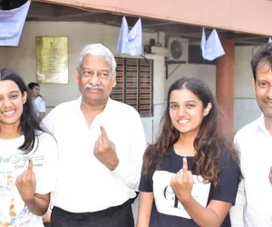 सूरत : बुधिया परिवार ने तीन पीढ़ियों के साथ वोट डाला, दो बहनों ने पहली बार किया मतदान