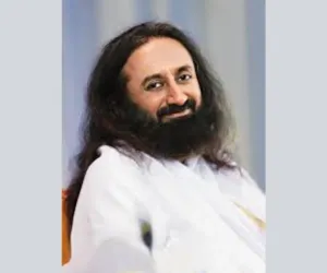 प्रधानमंत्री नरेंद्र मोदी देश के अमूल्य और श्रेष्ठ पुत्र, हमें उन पर गर्व है: श्री श्री रविशंकर