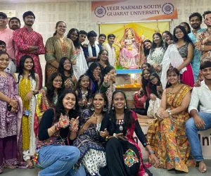 वी.एन.एस.जी. विश्वविद्यालय में पत्रकारिता विभाग द्वारा गरबा महोत्सव का आयोजन