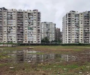 सूरत : बेमौसम बारिश से बढ़ा खतरा — जलभराव से मच्छर जनित बीमारियों की आशंका