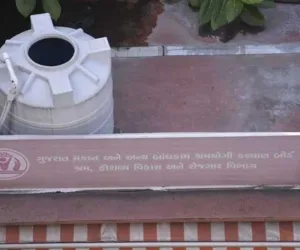 सूरत : श्रमिक अन्नपूर्णा योजना सस्ता भोजन, लेकिन साफ़-सफ़ाई का अभाव बना मज़दूरों के स्वास्थ्य के लिए खतरा