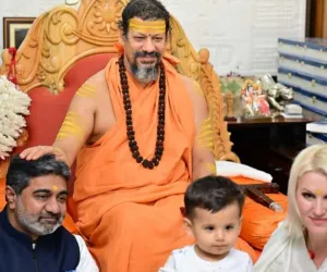 स्वामी कैलाशानंद गिरि जी का संदेश: सनातन धर्म प्रसार, डॉ अभिषेक वर्मा को सम्मान-आशीर्वाद