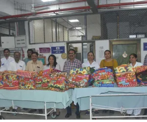 सूरत : डुमस के समाजसेवक दीपकभाई इजादार ने नवी सिविल अस्पताल में दान किए 200 कंबल और ईसीजी मशीन