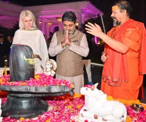 डॉ. अभिषेक वर्मा को आचार्य महामंडलेश्वर स्वामी कैलाशानंद गिरि जी महाराज का आशीर्वाद