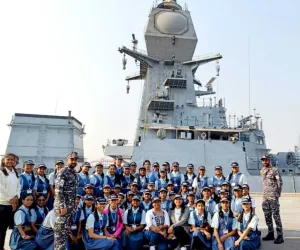 सूरत : सुमन हाई स्कूल नंबर 19 के स्टूडेंट्स ने देखा INS सूरत,  एडवांस्ड डेस्ट्रॉयर का लाइव एक्सपीरियंस, देशभक्ति से भरे बच्चे