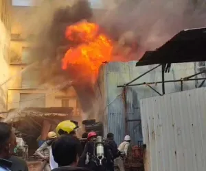 सूरत : मंडप के गोदाम में लगी भीषण आग, दो घंटे की मशक्कत के बाद काबू 