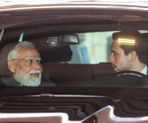स्वयं वाहन चलाकर प्रधानमंत्री मोदी को संग्रहालय लेकर गए जॉर्डन के युवराज