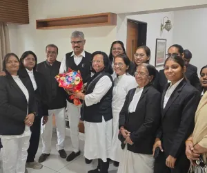 सूरत दौरे पर गुजरात बार काउंसिल के चेयरमैन जे.जे. पटेल से महिला वकीलों की शिष्टाचार भेंट