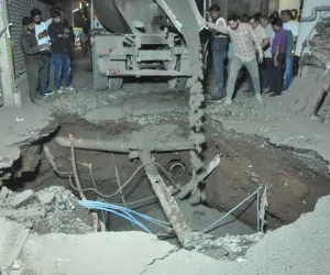 सूरत : चौक बाजार में मेट्रो टनल के काम के दौरान 20 फीट गहरी धंसी जमीन, दो इमारतें खाली कराई गईं