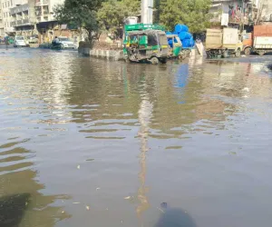 सूरत : कादरशा की नाल इलाके में बिना मानसून गटर ओवरफ्लो, ड्रेनेज लीकेज से जनता परेशान