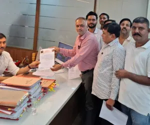 सूरत : अरावली पर्वतमाला बचाने को लेकर सूरत में जनआक्रोश, जिला कलेक्टर को सौंपा गया ज्ञापन