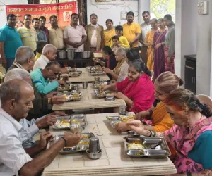सूरत : अग्रवाल समाज जागृति सेवा समिति ने आसरा वृद्धा आश्रम में आठवीं बार कराया भोजन सेवा