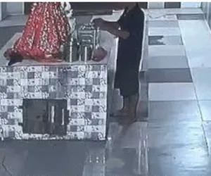 सूरत : चोर की 'अनोखी भक्ति'; पहले माताजी के पैर छुए, फिर कान पकड़कर मांगी माफी और ले उड़ा दानपात्र