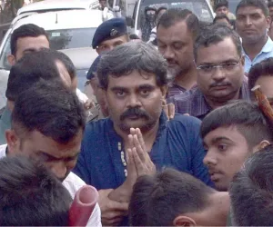 सूरत : आरोपी चिराग गोटी के रिकंस्ट्रक्शन के दौरान बेकाबू हुई भीड़