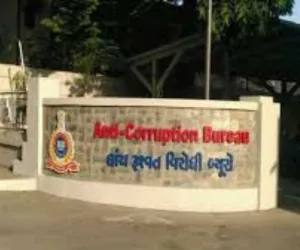 सूरत :  नगर निगम में भ्रष्टाचार का बड़ा धमाका: एग्जीक्यूटिव इंजीनियर और पत्रकार के खिलाफ 15 लाख की रिश्वत का केस